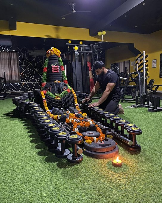 ColoursOfWorld1's tweet photo. A gym owner from Gwalior recreates a Shivling using gym equipment https://t.co/PtVXqKZIZc