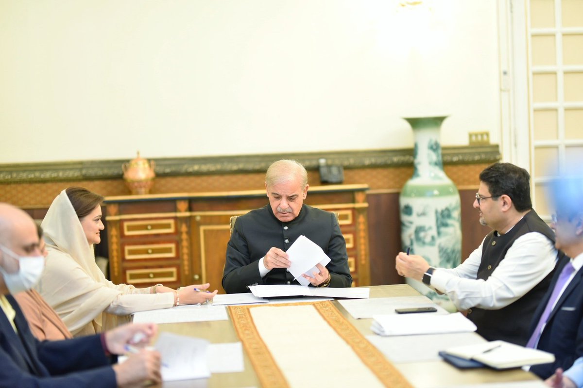 SalmanSufi7's tweet photo. PM @CMShehbaz chaired an early morning meeting on Poverty Alleviation.
its time for our affluent segment of society to step up and support citizens struggling during these tough economic times.
Important measures will be announced by PM today.
#StepUp #TeamPMO https://t.co/krREzuTh47