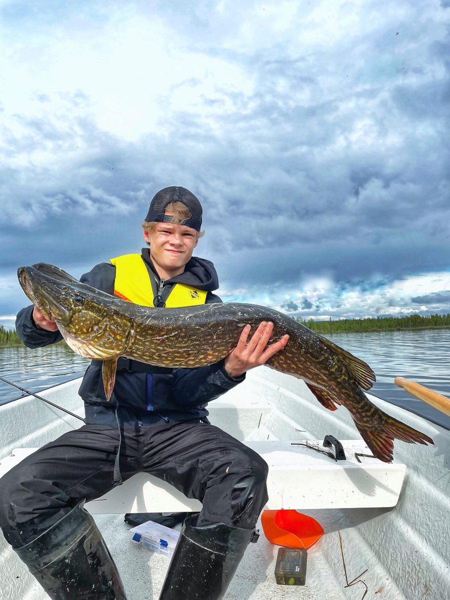 RapalaProguide's tweet image. Ett kort gäddpass! 
Nytt blogginlägg av Lucas Lövgren

Kallt och Regnigt väder så dagen fick förknippas med gäddfiske. Lillbrorsan brukar få sina fiskeryck ibland och trots regn och 5 grad...... Läs mer rapalaproguide.se/2022/06/ett-ko…