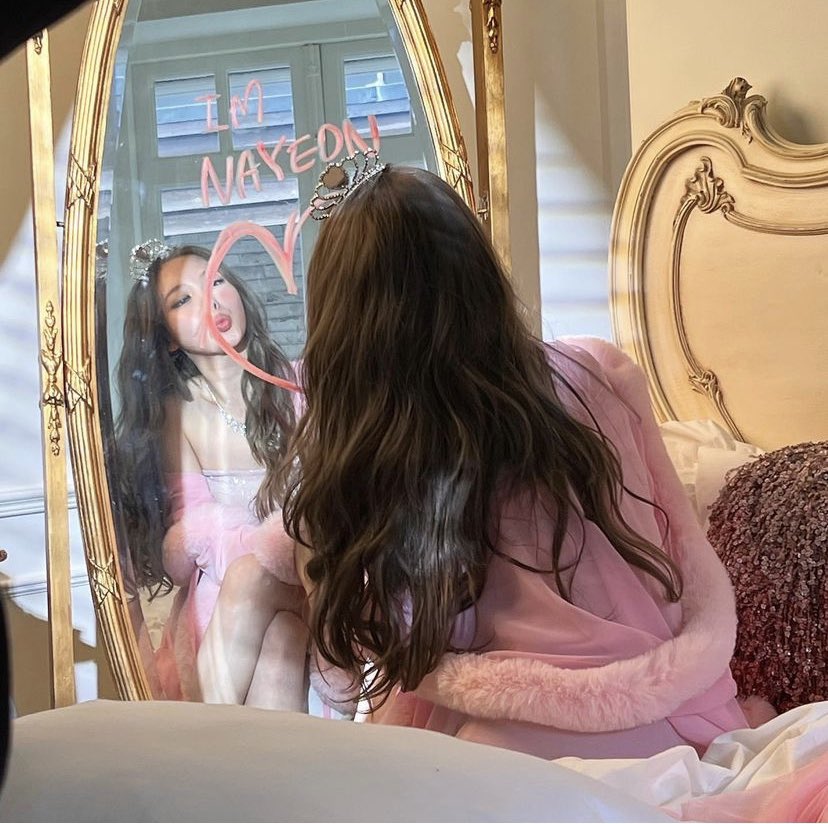 nayeon’s 1st mini album <i’m nayeon> album/non album photocards &amp; inclusions previews 🎈

— a thread