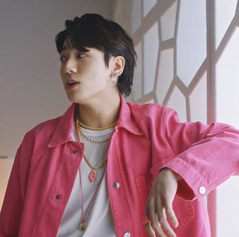 mithjjk's tweet photo. - oq foi, asma? 

- não, jeon jungkook no mv de left and right https://t.co/BBhHeX1QxV