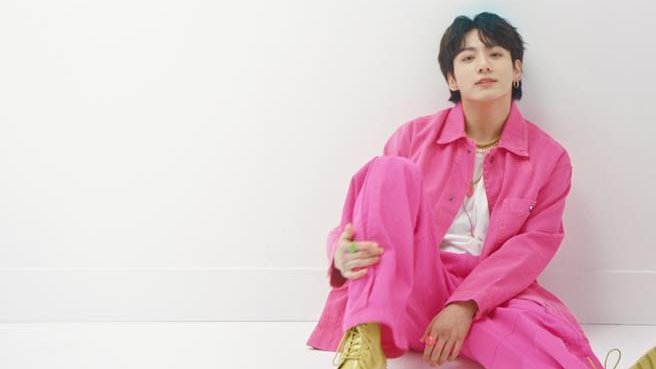 mithjjk's tweet photo. - oq foi, asma? 

- não, jeon jungkook no mv de left and right https://t.co/BBhHeX1QxV