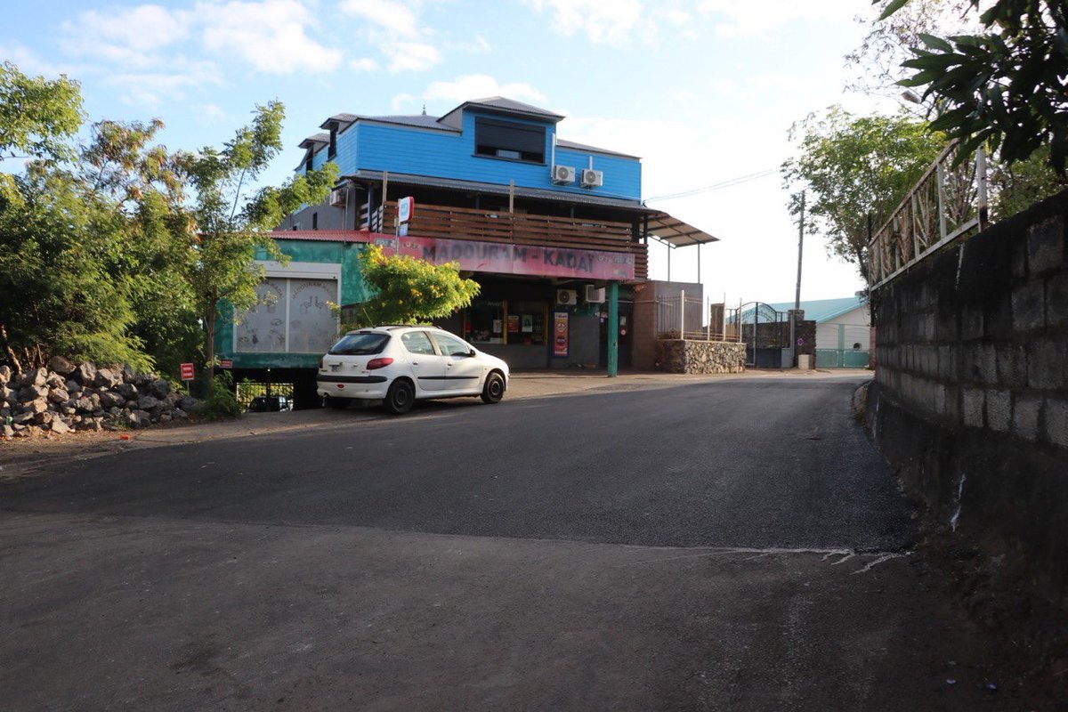 Cheminement 🚗 Portail-Piton : les travaux sont terminés  
 
Nouveau carrefour et réfection de la chaussée : le cheminement reliant le centre-ville de Piton #SaintLeu à la #ZACPortail fait 🤘 peau neuve 😍 ! 

Découvrez 👀 l'article : saintleu.re/actualite/chem…