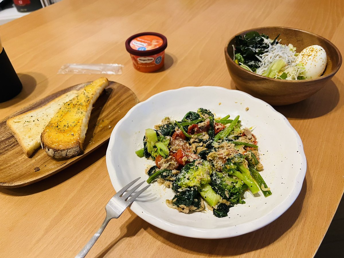 eroste's tweet photo. ジスイday パッツァ🌊草草

こんにちはお昼です。暑いね😵
思いの外、草食系男子振り切ってしまった☘️
女は花なので何の問題もないはずです🌺

キャラメルアイス🍨

#自炊　#おうちごはん　#ミニマリスト https://t.co/1UQBmU0RAZ