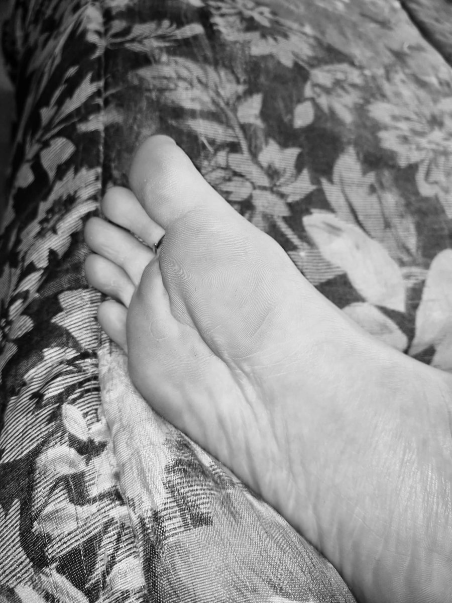 jonfootfetish1's tweet photo. Quand elle ce décide enfin à m'envoyer ce que j'aime le plus.. Ses fameuses plantes de pieds... 😜🔥🙃🥰 Bon vendredi.. #Friday #fridaymorning #footfetishnation #footfetish #feet #Soles #rt #barefeet #fetichiste #pieds #toesring #toes #picoftheday #footfetishfriday https://t.co/1CD2KCthNP