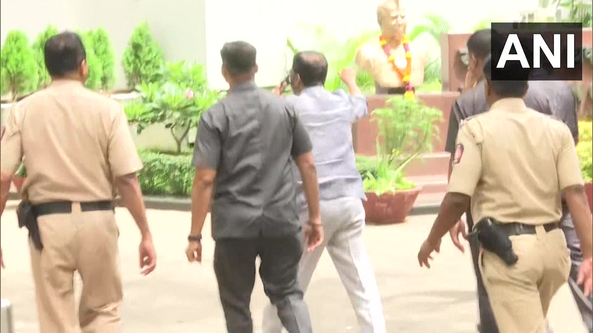 #MaharashtraPoliticalCrisis | Shiv Sena leader Sanjay Raut arrives at YB Chavan …