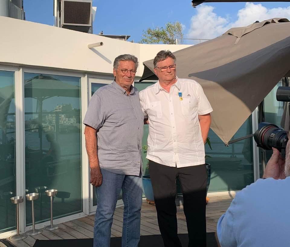 HandballSud's tweet photo. « La valeur d’un homme tient dans sa capacité à donner et non à recevoir »
@baudetjeanluc Jean-luc Baudet président de la Ligue PACA de Handball a reçu hier, de la main de Daniel Constantini, la médaille d’or de la Jeunesse et des Sports et de l’engagement associatif
@ffhandball https://t.co/UCOhPTk9GD