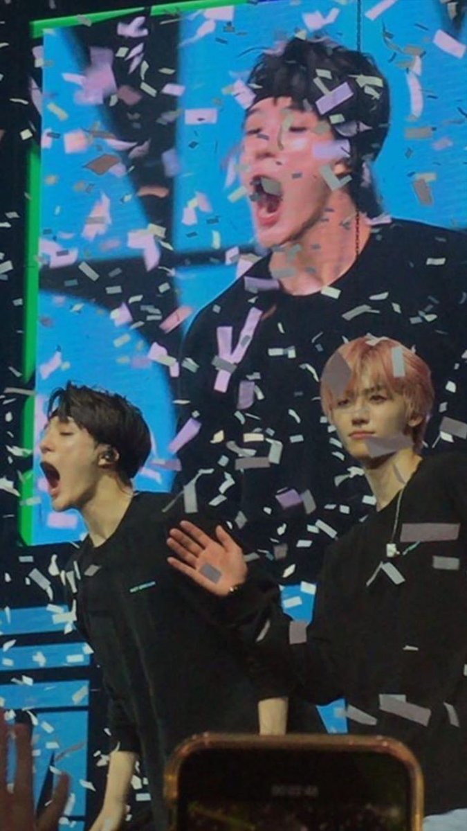 nominarcs's tweet photo. jeno trying to eat the confetti and then we have jaemin posing(?) beside him 😭 https://t.co/zj8dwuegYB