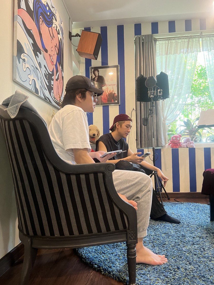 aunzajung's tweet photo. โอเค ระหว่างเรียนร้องเพลงแต่คนพี่ดันปวดหลังคนน้องก็ดัดให้แบบสับไปเลย555555 #พร้อมมาร์ค https://t.co/Ad7FxBtUOO