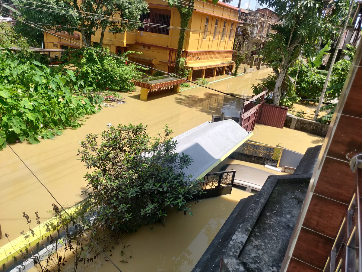 nilotpalbhatt's tweet photo. There is a possibility of the outbreak of waterborne diseases if clean drinking water is not ensured to people stranded in their homes by flooding across Silchar. #silcharunderwater #silcharflood @NDRFHQ 
This is our locality. My family is struggling to get drinking water. https://t.co/Kk7MLEnzZC