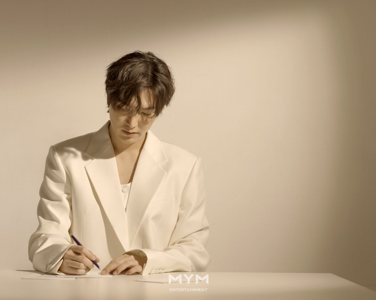ActorLeeMinHo's tweet photo. [#LEEMINHO]
𝚃𝙾. 𝙼𝙸𝙽𝙾𝚉
𝙵𝚁𝙾𝙼. 𝙻𝙴𝙴 𝙼𝙸𝙽𝙷𝙾

이민호 배우는 이렇게 수려한 모습으로
미노즈에게 무슨 말을 전하려 했을까요?

이민호 배우의 편지는 8월 1일
<Welcome 13th Global Minoz> 
영상에서 확인해주세요 :)
*공식 팬클럽 회원 게시판 MINOZ ZONE에서 공개됩니다. https://t.co/qzkri0hO00