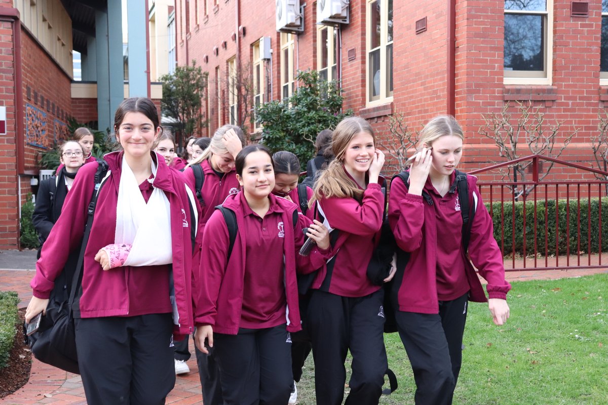 SionTweets's tweet image. Hello holidays! Lining the driveway to farewell our students, it was wonderful to see this staff tradition return. It is hard to believe that today marks the end of the first full semester of face-to-face learning since the pandemic began. Wishing everyone a happy #termbreak.