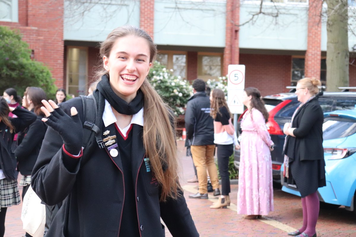 SionTweets's tweet image. Hello holidays! Lining the driveway to farewell our students, it was wonderful to see this staff tradition return. It is hard to believe that today marks the end of the first full semester of face-to-face learning since the pandemic began. Wishing everyone a happy #termbreak.