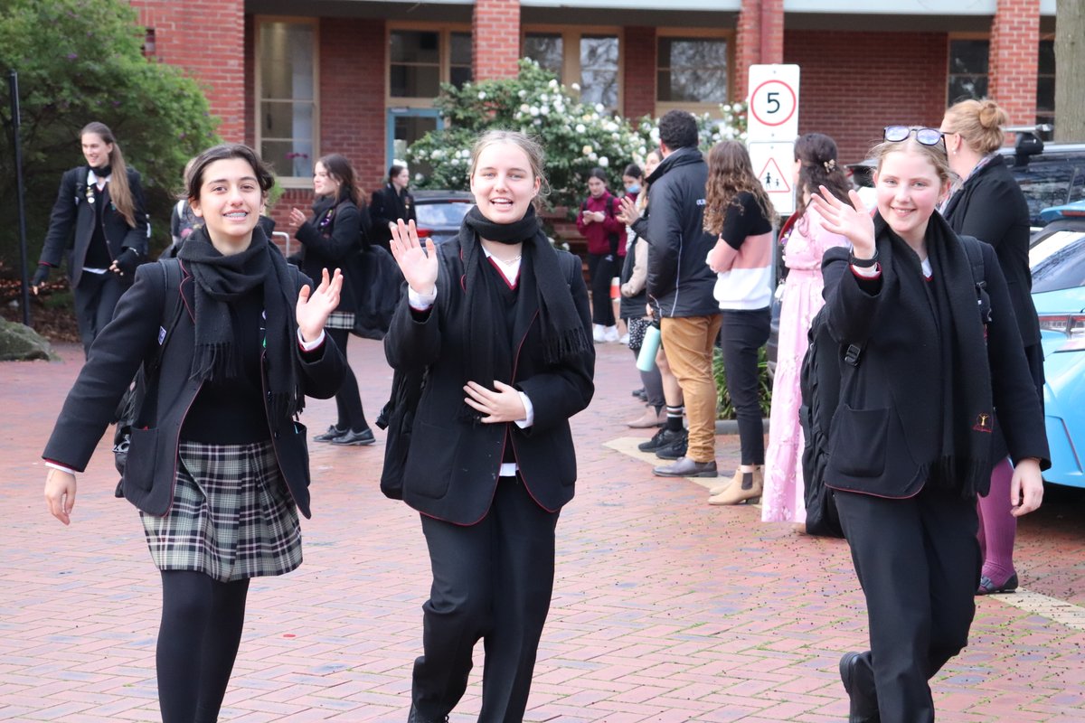 SionTweets's tweet image. Hello holidays! Lining the driveway to farewell our students, it was wonderful to see this staff tradition return. It is hard to believe that today marks the end of the first full semester of face-to-face learning since the pandemic began. Wishing everyone a happy #termbreak.