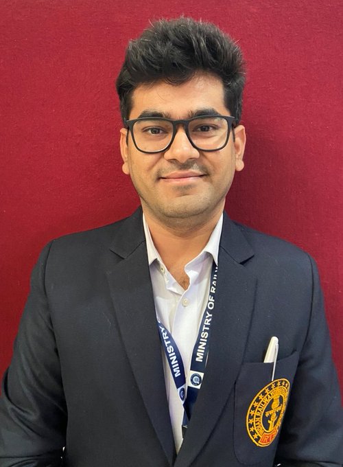 BureaucratsInd's tweet photo. Deeply shocked by the terrible news of young #IRTS officer Yadvendra Singh Bhati, 2018 batch, being run over by a freight train at Amlai station of Bilaspur. 

Debilitating indeed! Rest in peace Yadvendra. 🙏

Heartfelt condolences to the bereaved family. https://t.co/WObH7tXzla