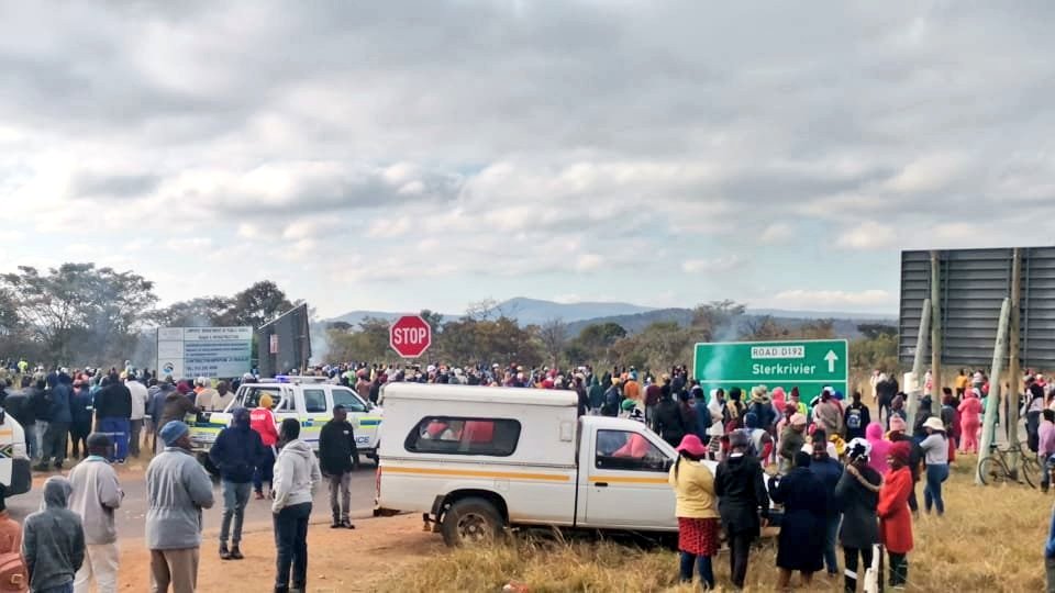 Miz_Ruraltarain's tweet photo. Let the ANC govt know that the poor people of Mogalakwena #D192 are gatvol! Today is yet another day, where the communities will meet with Dickson Masemola & RAL. From 2020 we've been on the Provincial Budget, we've got that road now will make Mogalakwena ungovernable #ANCHatesUS https://t.co/WLYuzrsoOY