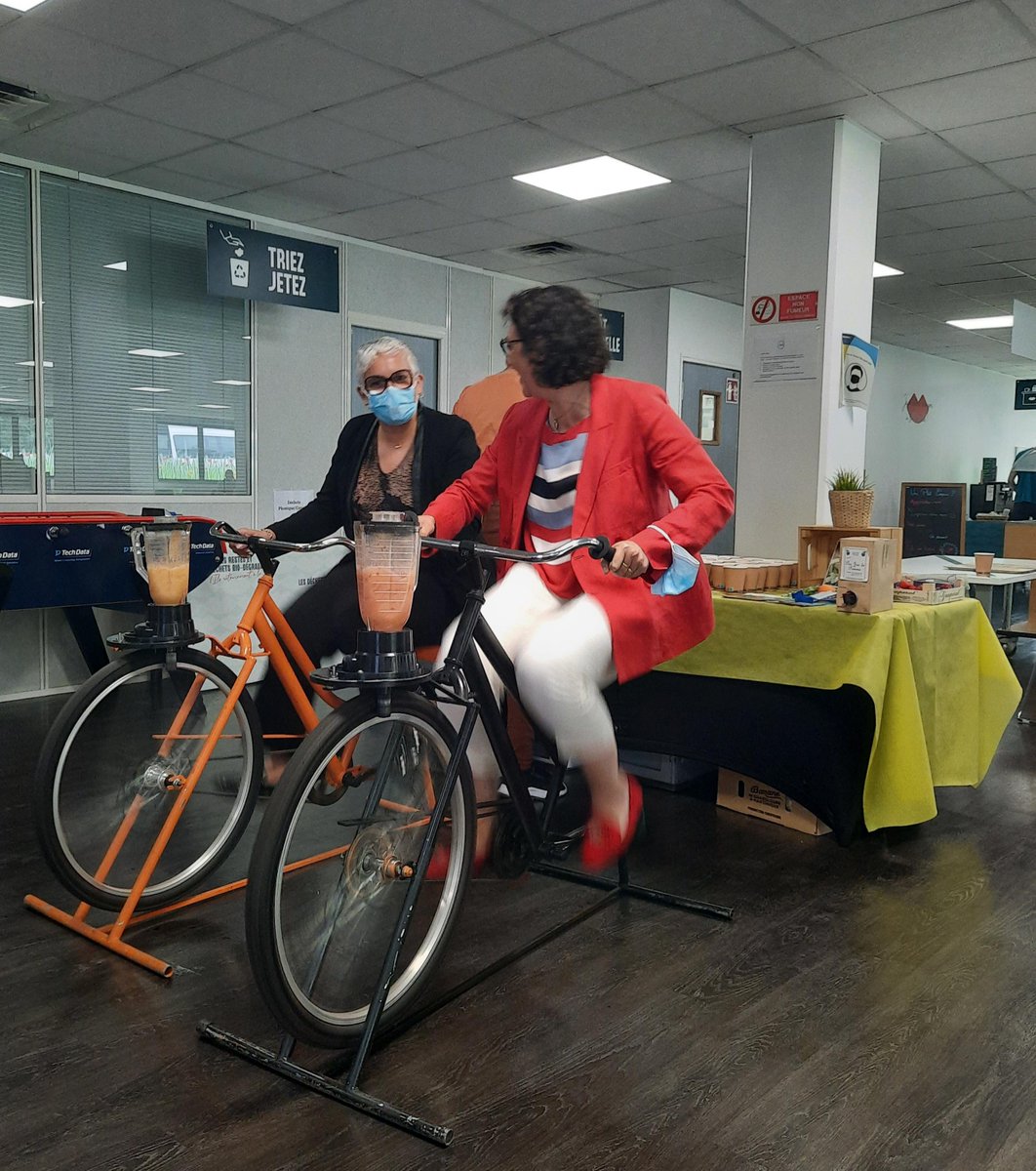TDSYNNEX_France's tweet photo. Pour cette semaine de la #QVT, l'équipe #WellBeing de Tech Data a mis à disposition des vélos-smoothie ! 🚴
Le principe est simple : pédaler pour produire son propre smoothie. Le moyen idéal d'allier sport, détente et nutrition. 🥝
#TechDataFrance #SemaineQVT https://t.co/GpY7Jc3HxJ