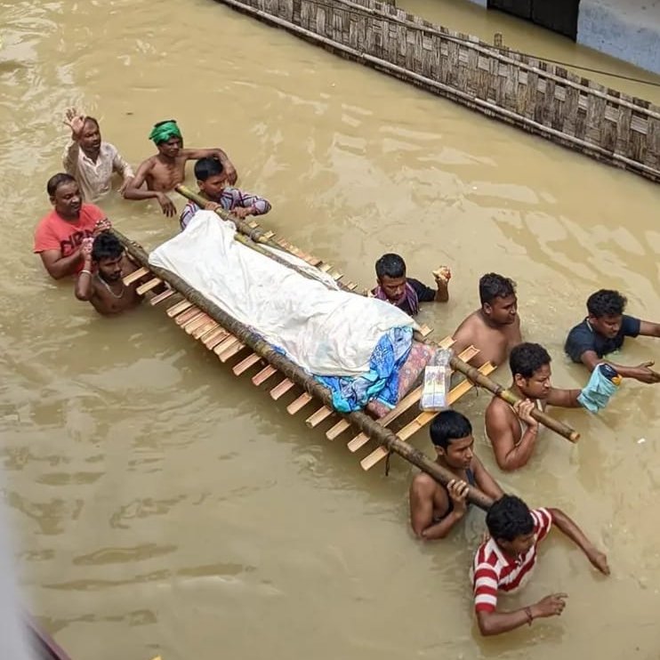 nilotpalbhatt's tweet photo. This is horrifying!!! My heart bleeds for the bereaved family members. I just can't imagine how they must be feeling. May God grant them strength! #silcharunderwater #silcharflood https://t.co/VEf7yMMzRO