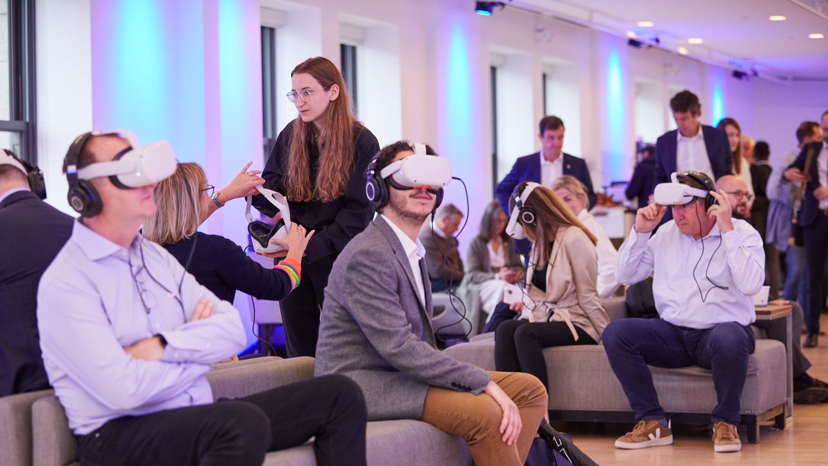 ccluxembourg's tweet photo. #LUinCANADA
🇨🇦🇱🇺 Présentation de @felixandpaul, studio de divertissement immersif primé aux Emmys, au Centre @direphi, suivie d'une expérience VR multisensorielle et interactive qui a transporté la délégation économique à bord de la @Space_Station. https://t.co/QioEo2WLBq