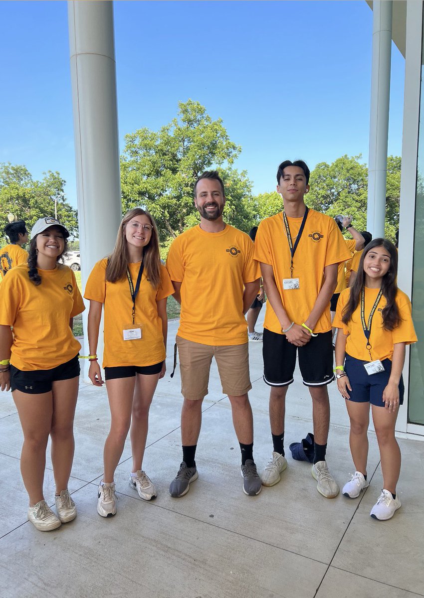 BOSDrumMajors's tweet photo. 22’ drum major camp at @tamuc ✔️🫡 https://t.co/uZmzuoO1Pz