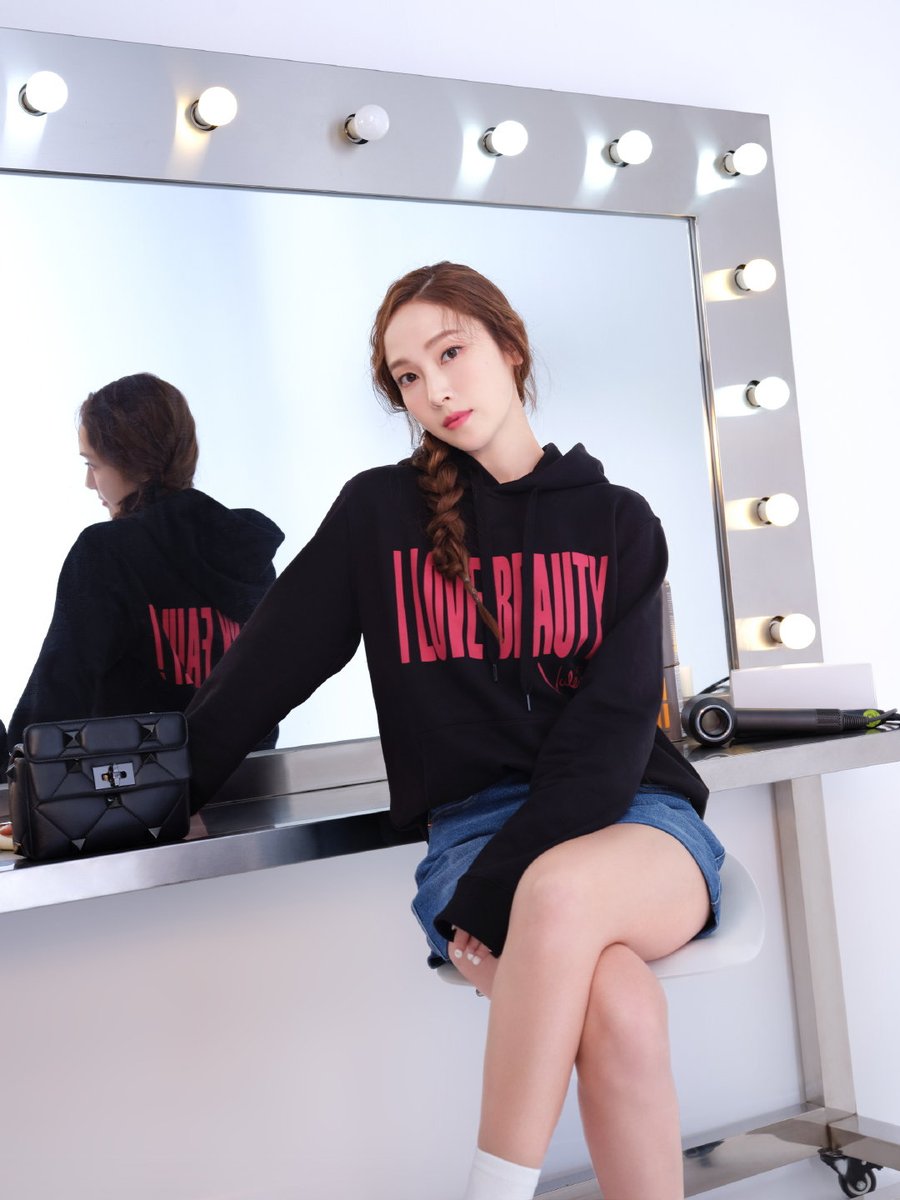 GR26Sic18's tweet photo. [Weibo_2022.06.24] 
Valentino官方微博: https://t.co/9sNhXPor16

#제시카 #郑秀妍 #JessicaJung #RomanStud https://t.co/IisoBykT85