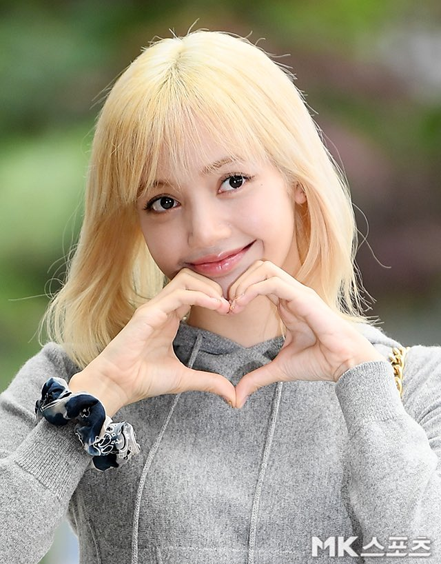 spinorbinmusic's tweet photo. BLACKPINK's Lisa looking adorable at Gimpo Airport on her way to Paris to attend @celineofficial's Paris Fashion Week. ❤️ https://t.co/75B6gPdNN6