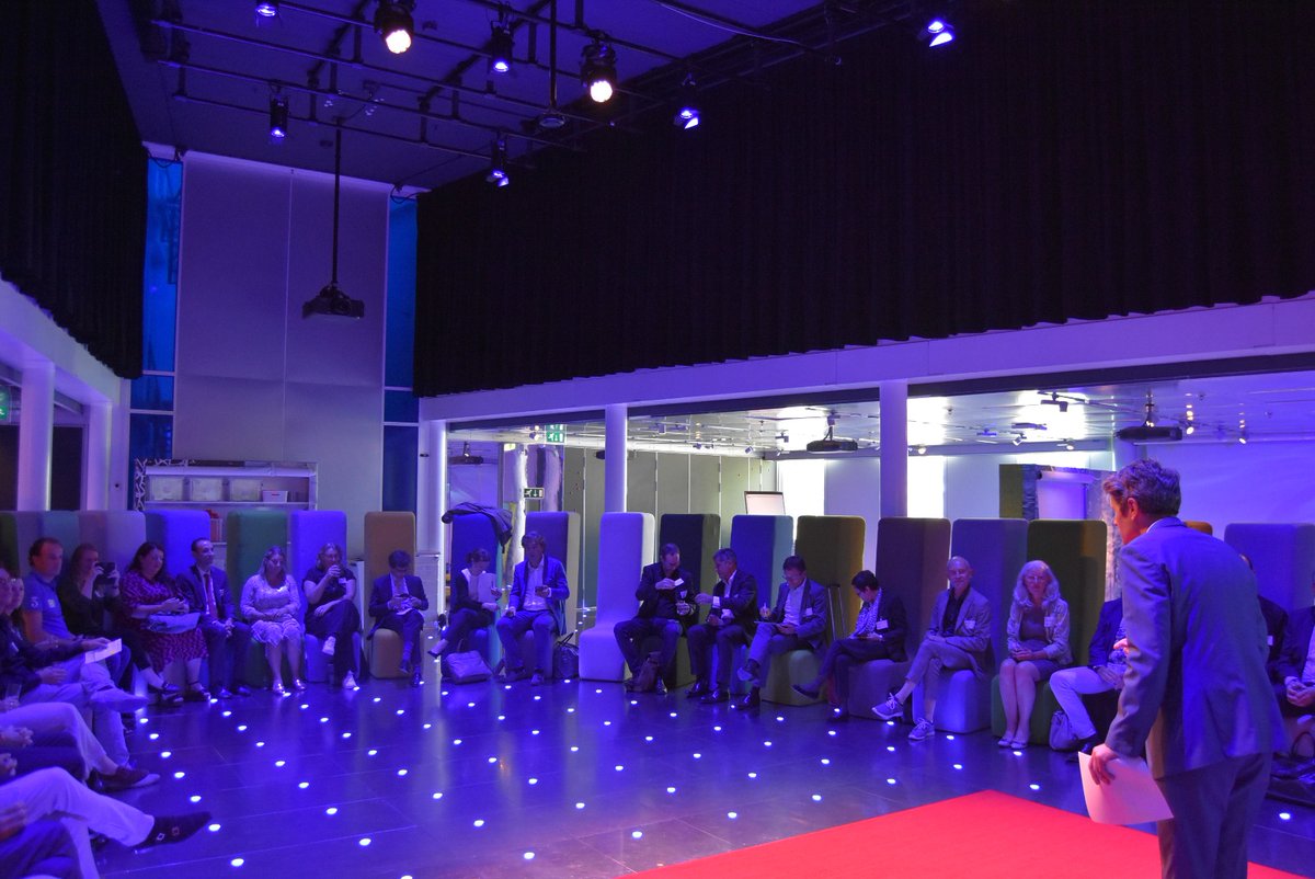 Dans le cadre de la #PFUE2022 🇪🇺, <a href="/FRTreasury_NL/">French Treasury in the Netherlands</a>, <a href="/FranceinNL/">La France aux Pays-Bas 🇫🇷🇳🇱</a>, <a href="/EZK/">ezk</a> et @IenW ont tenu le 23/6 un séminaire sur la production décarbonée d’énergie ⚡ et d’#hydrogene et de leurs applications dans le transport de voyageurs 🚄 🚌 ✈️. Merci à tous les participants 🇫🇷🇳🇱 !