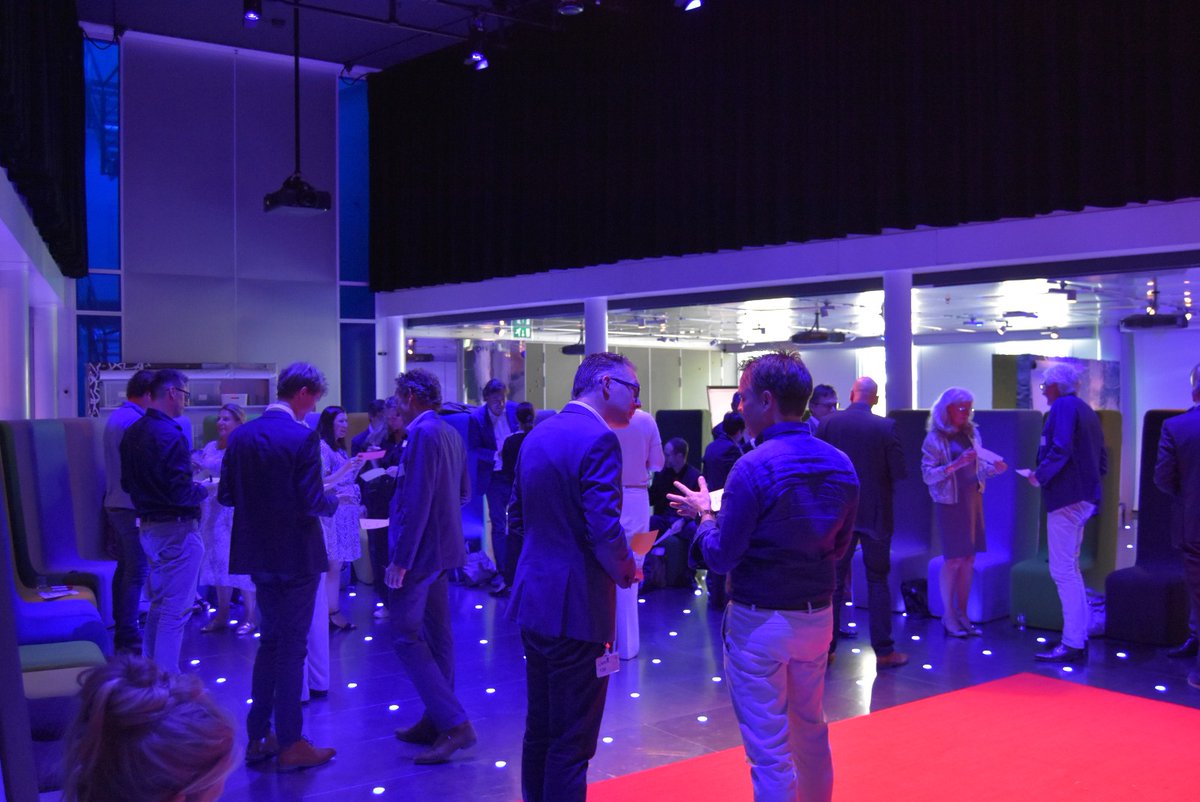 FRTreasury_NL's tweet photo. Dans le cadre de la #PFUE2022 🇪🇺, @FRTreasury_NL, @FranceinNL, @EZK et @IenW ont tenu le 23/6 un séminaire sur la production décarbonée d’énergie ⚡ et d’#hydrogene et de leurs applications dans le transport de voyageurs 🚄 🚌 ✈️. Merci à tous les participants 🇫🇷🇳🇱 ! https://t.co/pfd3gyJbQX