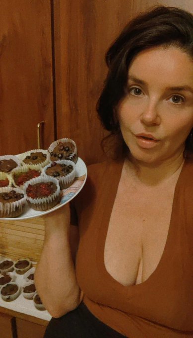 Sometimes late at night, I get a bout of that mad housewife disease... and bake 3doz chocolate zucchini<a href="/tag/mvsales"class="tags"><span>#mvsales</span></a>