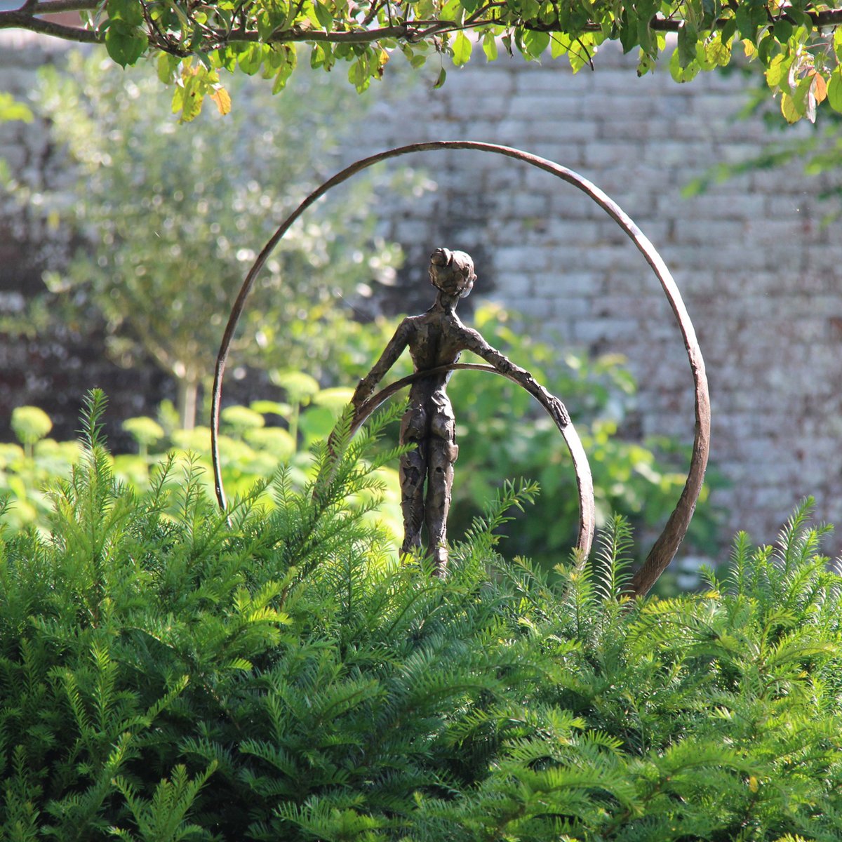 Sculpture doesn’t have to be the main feature in the middle of the lawn.
In summer they are happy to play in the borders with the tall flowers.
They are good value.
They are up late ... and party all winter when everyone else has gone to ground.
carolpeace.com/work/two-circl…