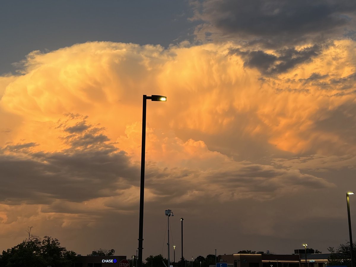 SchwartzNow's tweet photo. Fills eastern horizon
#TableMesa #Boulder #COwx https://t.co/ZaxewXrMHi