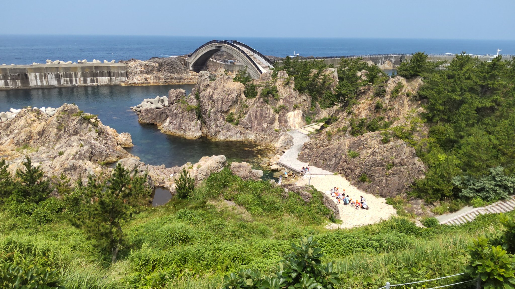 佐渡ベルメールユースホステル おはようございます 中々釣りの情報をあげられないので 新潟地方も梅雨入りしましたね でも今日はつかの間 のお天気です 保育園の子供達も遊びに来ていました 佐渡 ユースの浜 梅雨の晴れ間 佐渡ベルメール