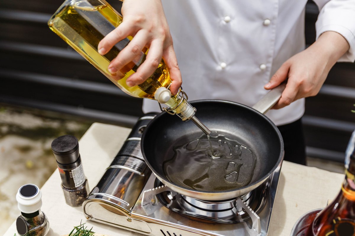 "Extra Virgin Olive Oil, can I cook with that?" The answer is YES you can and you SHOULD!

Not only is it the healthiest for you, it also tastes delicious! 😉

Get the research here: bit.ly/OWI-CookingWit…