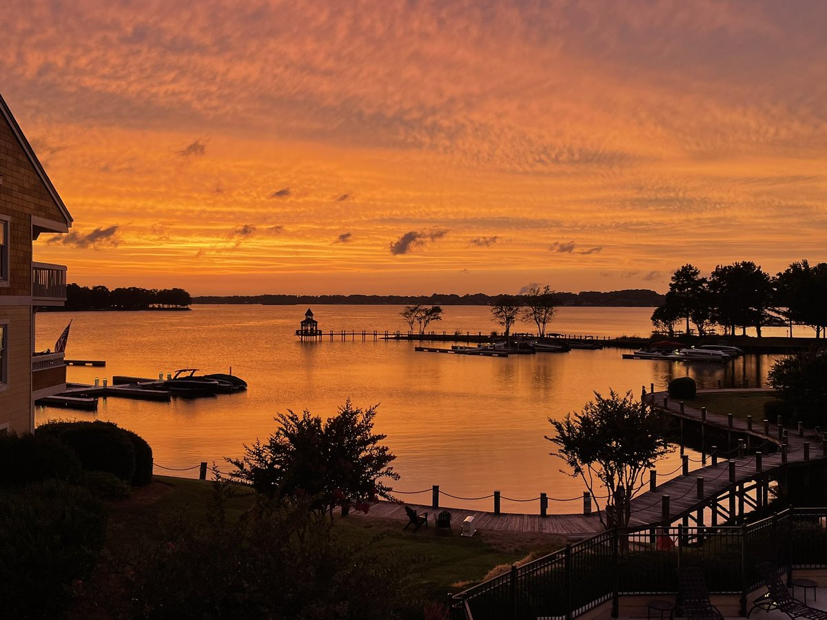 JasonHawley29's tweet photo. Lake Norman looking great tonight!! @wxbrad https://t.co/7Mm0EfN3if