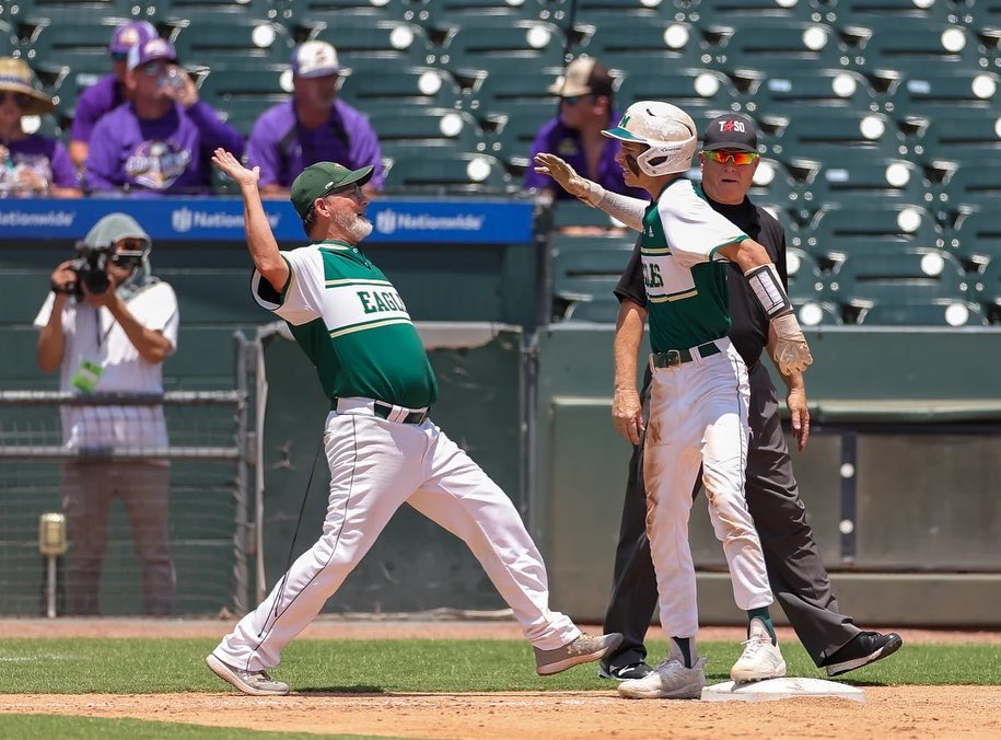 kalebski3's tweet photo. Pretty iconic photo right here, i will cherish this moment forever. @coachshanafelt #MYcoachoftheyear https://t.co/e56n4y3ljd