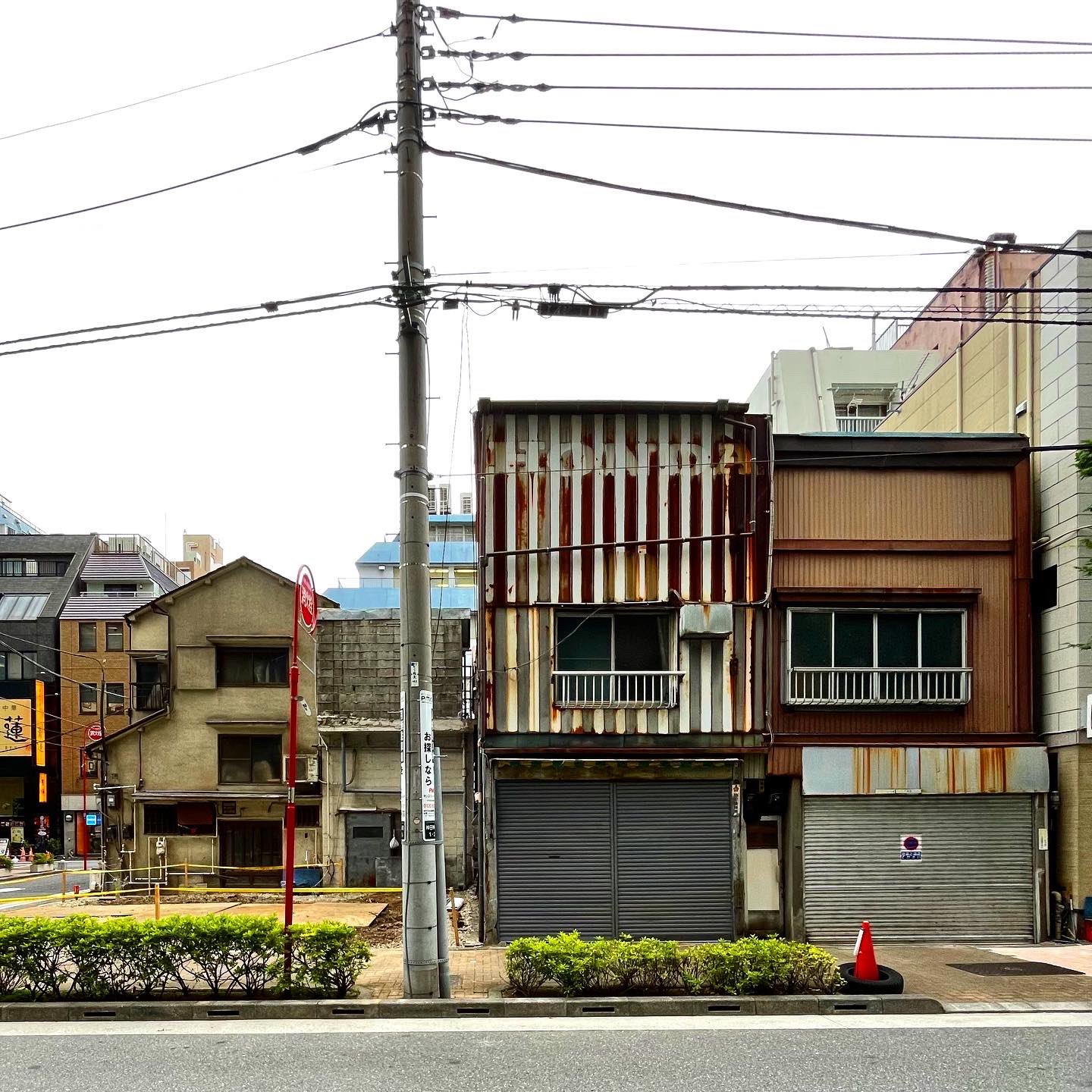神保町お散歩ガイド 千代田区 神保町 神田神保町 トタン板 小さなお家 下町 看板建築 風情 懐かしい風景 建物探訪 昭和レトロ レトロ建築 昭和 下町散歩 ノスタルジー なつかしい かっこいい建物 変わりゆく街 下町情緒 備忘録 移ろう