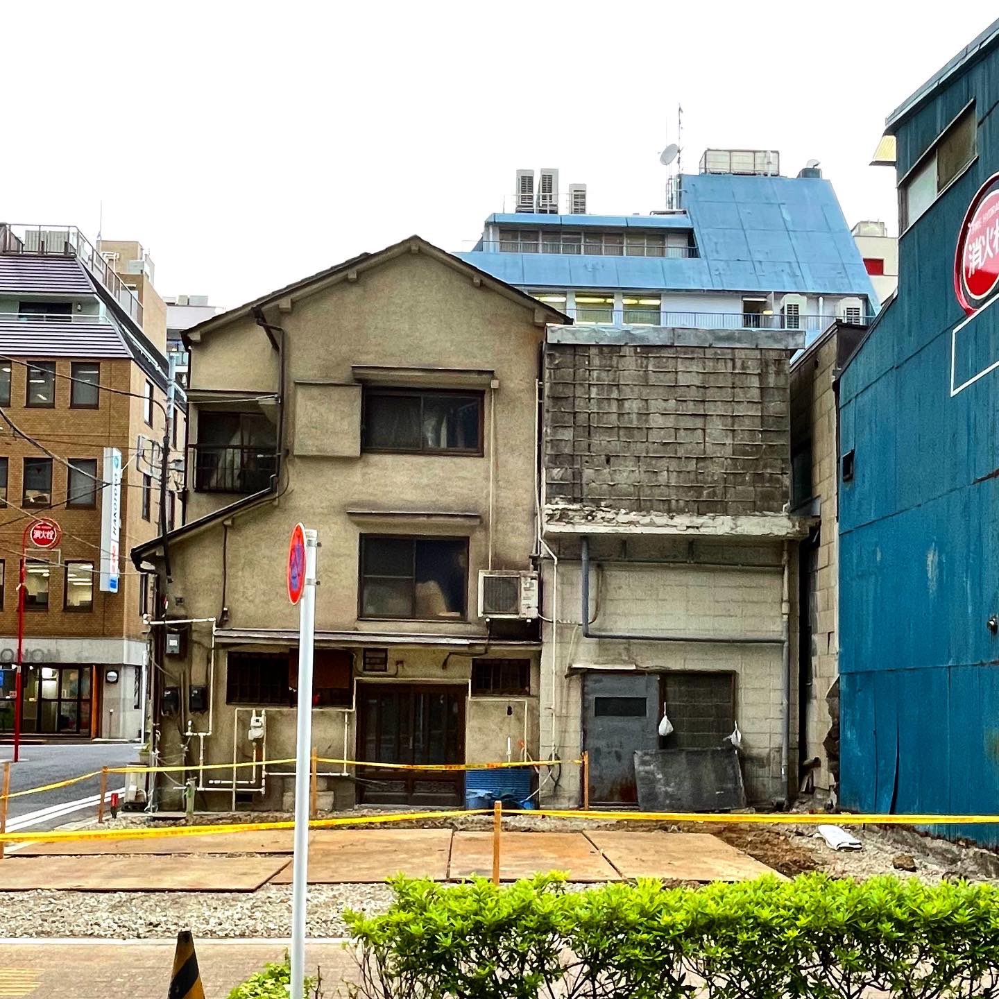 神保町お散歩ガイド 千代田区 神保町 神田神保町 トタン板 小さなお家 下町 看板建築 風情 懐かしい風景 建物探訪 昭和レトロ レトロ建築 昭和 下町散歩 ノスタルジー なつかしい かっこいい建物 変わりゆく街 下町情緒 備忘録 移ろう
