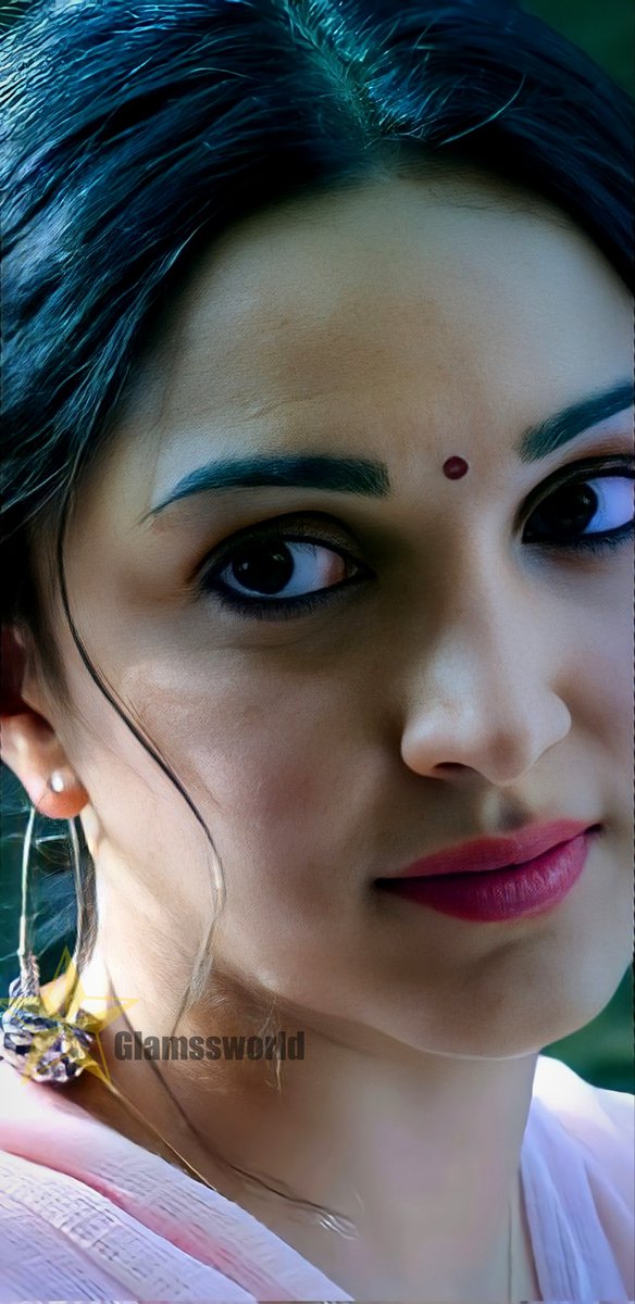 Damn, these eyes are so dangerous #KiaraAdvani