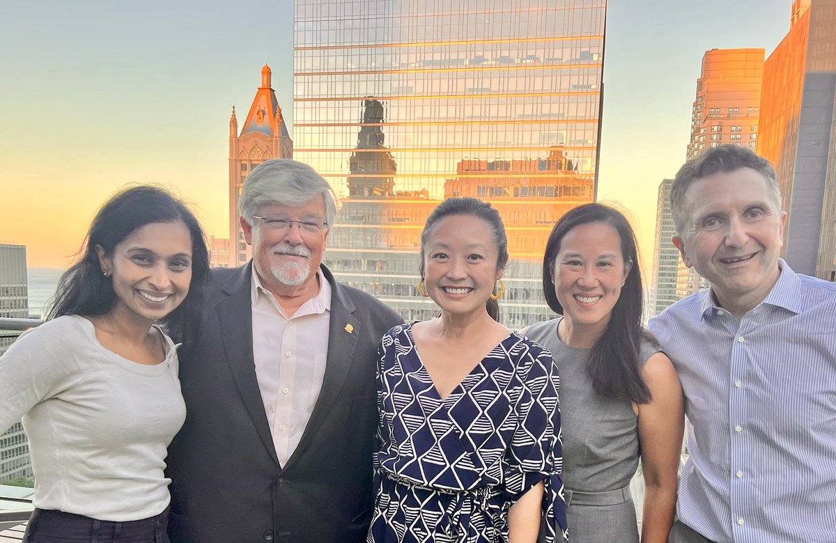 Enjoying the skyline 🏙 and a perfect summer evening - Welcome to Chicago @DrTedAnderson! Can’t wait to hear you speak at @NM_ObGyn Grand Rounds and Research Day! @serdarbulun @AngChaudhariMD @drlindayang @SusanTsaiMD
