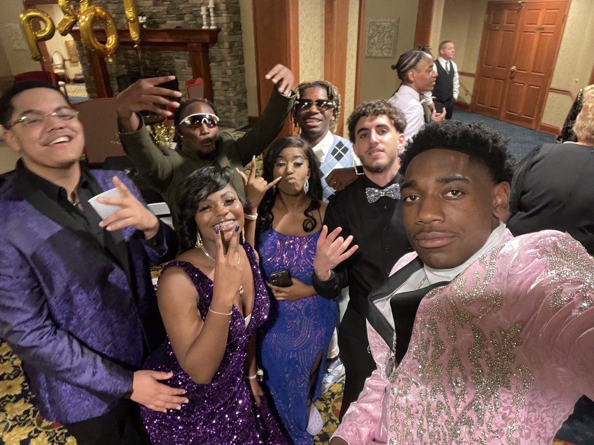 jordxnn88's tweet photo. Prom Was A Success 😩🤍! #prom2k22 #senioryear #friendssss https://t.co/MQHlmBr3Yx