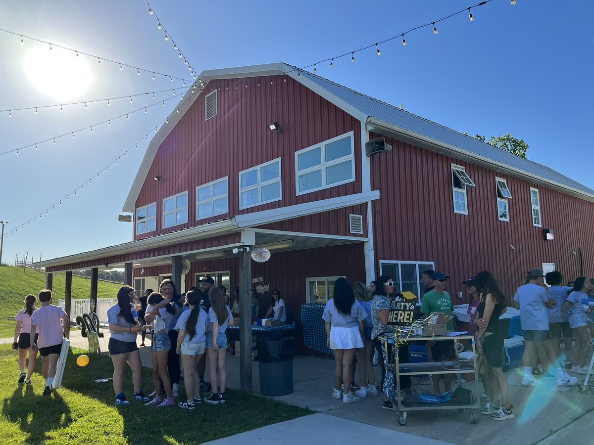 AndyGignac's tweet photo. Thank you @JBKY14 and @stephg9501 for organizing our @WestHillsMS 8th Gr party this evening at @BHBowersFarm!  Ss had a blast! @MelissPalmeri @bhschools @bhswatson https://t.co/arTmW2jIZm