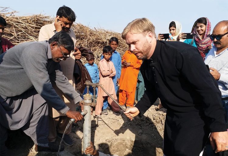 From field placements to school visits, there are many ways engineers can use their skills to change people’s lives for good.

 fal.cn/3pwvX