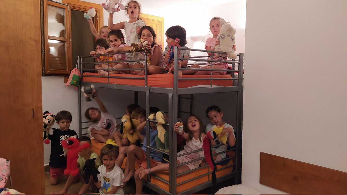 Maria94ICH's tweet photo. Els Cargols ja estem dormint!! Hem viscut un dia ple d'experiències!!! @immaculadahorta 😴 https://t.co/5zMGtM9d3U