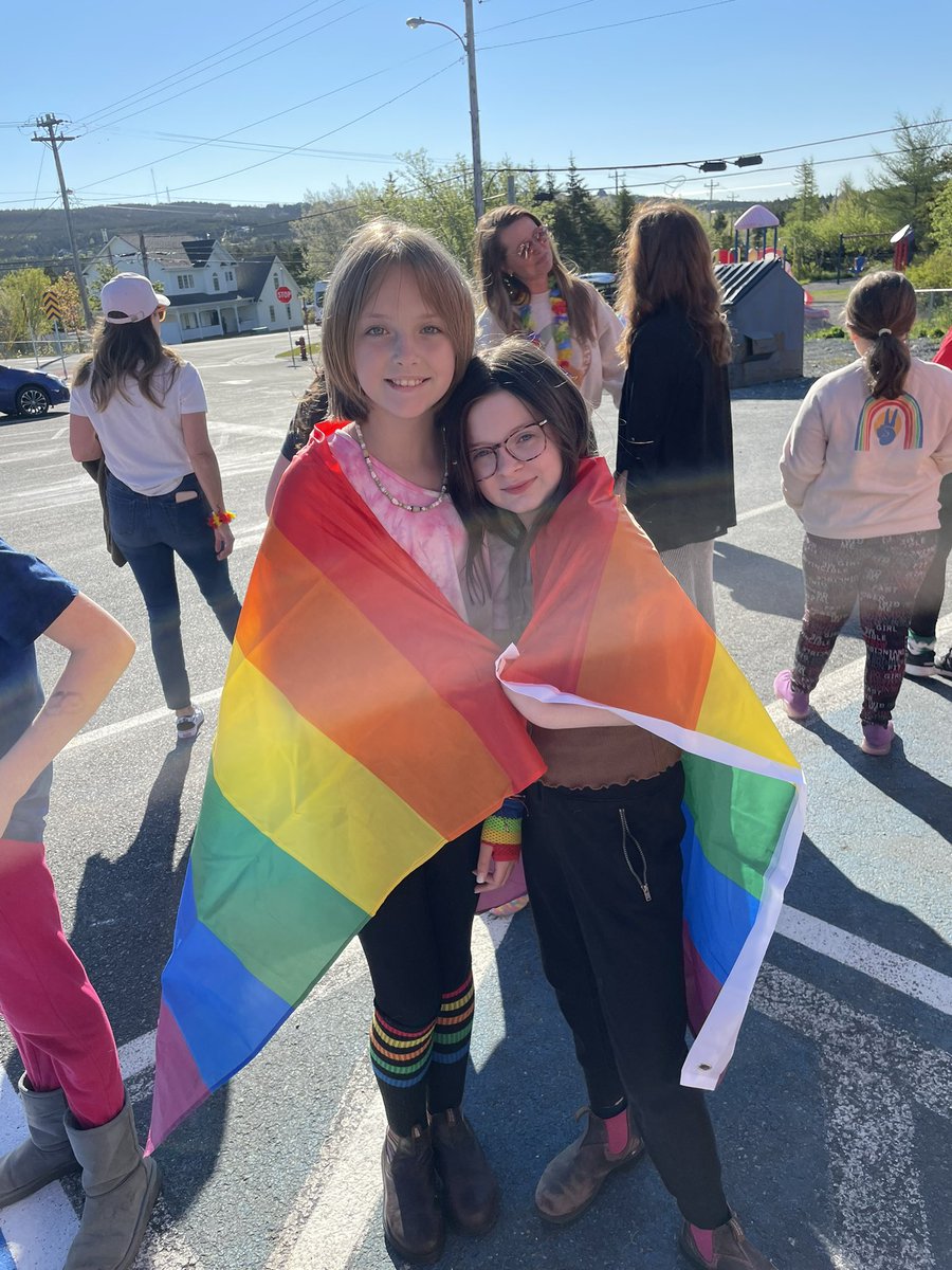 MissMPelley's tweet photo. What a way to start the day!! Happy Pride Day from @SFOAschool 🏳️‍🌈 Special thanks to our generous families who donated to our food drive during our dance-party Kiss n’ Ride 💃🏻 @NLESDCA @SISNLESD https://t.co/V9CCjUMTfW
