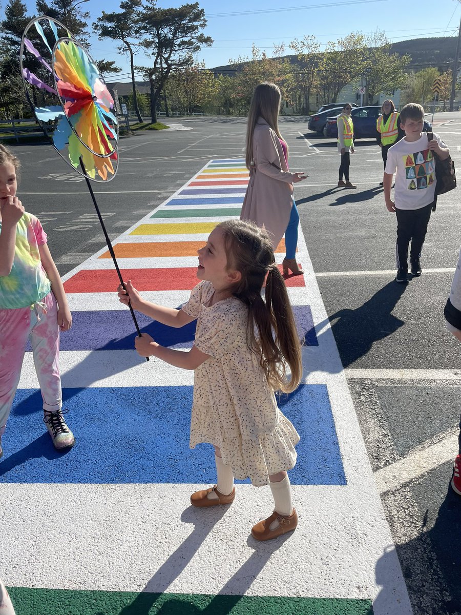 MissMPelley's tweet photo. What a way to start the day!! Happy Pride Day from @SFOAschool 🏳️‍🌈 Special thanks to our generous families who donated to our food drive during our dance-party Kiss n’ Ride 💃🏻 @NLESDCA @SISNLESD https://t.co/V9CCjUMTfW