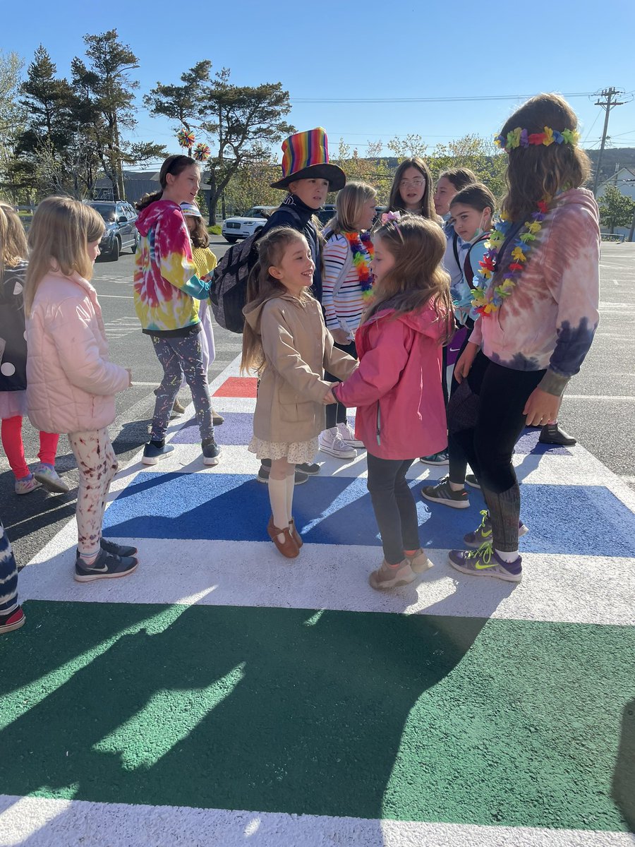 MissMPelley's tweet photo. What a way to start the day!! Happy Pride Day from @SFOAschool 🏳️‍🌈 Special thanks to our generous families who donated to our food drive during our dance-party Kiss n’ Ride 💃🏻 @NLESDCA @SISNLESD https://t.co/V9CCjUMTfW