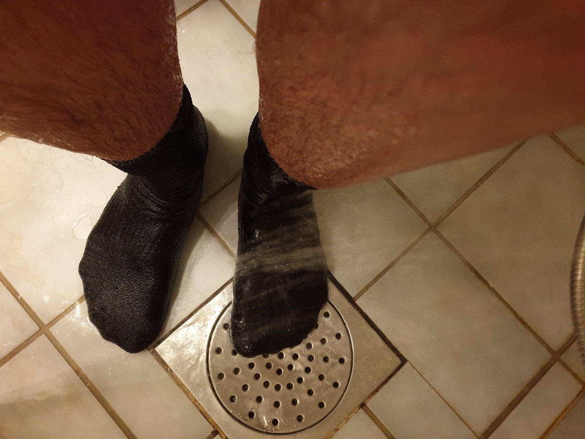 AshStreams_'s tweet image. Timeline moving so fast nobody will see how I shower 🚿