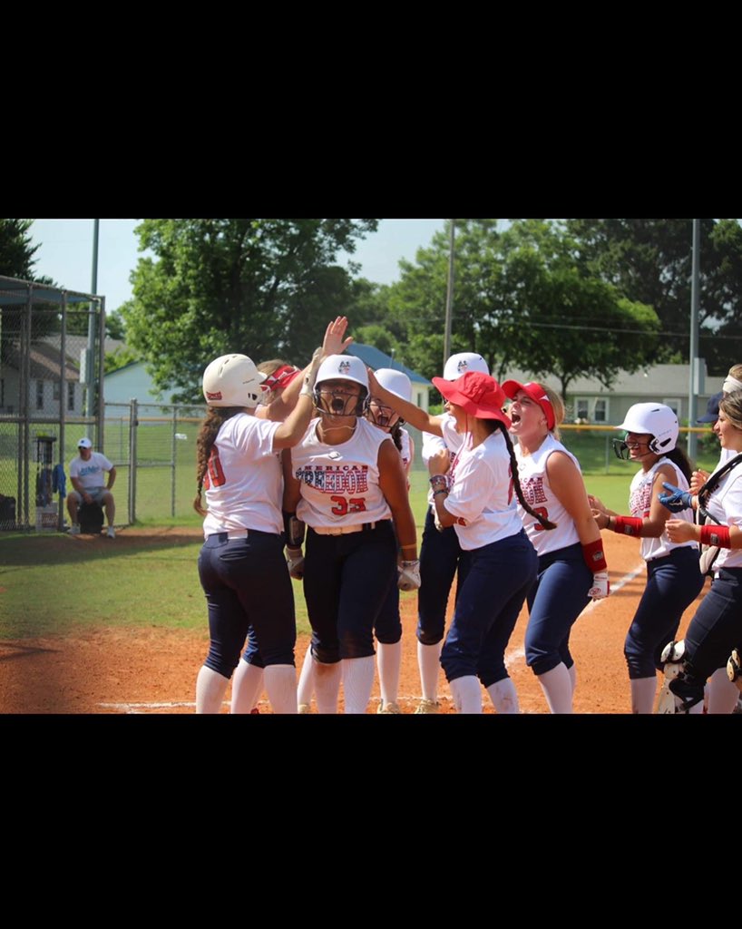 officalizzyb's tweet photo. Me and my girls getting hype #14uamericanfreedomrwb #izzyb #bombhitter #slugger https://t.co/8Eg0KJQMT5