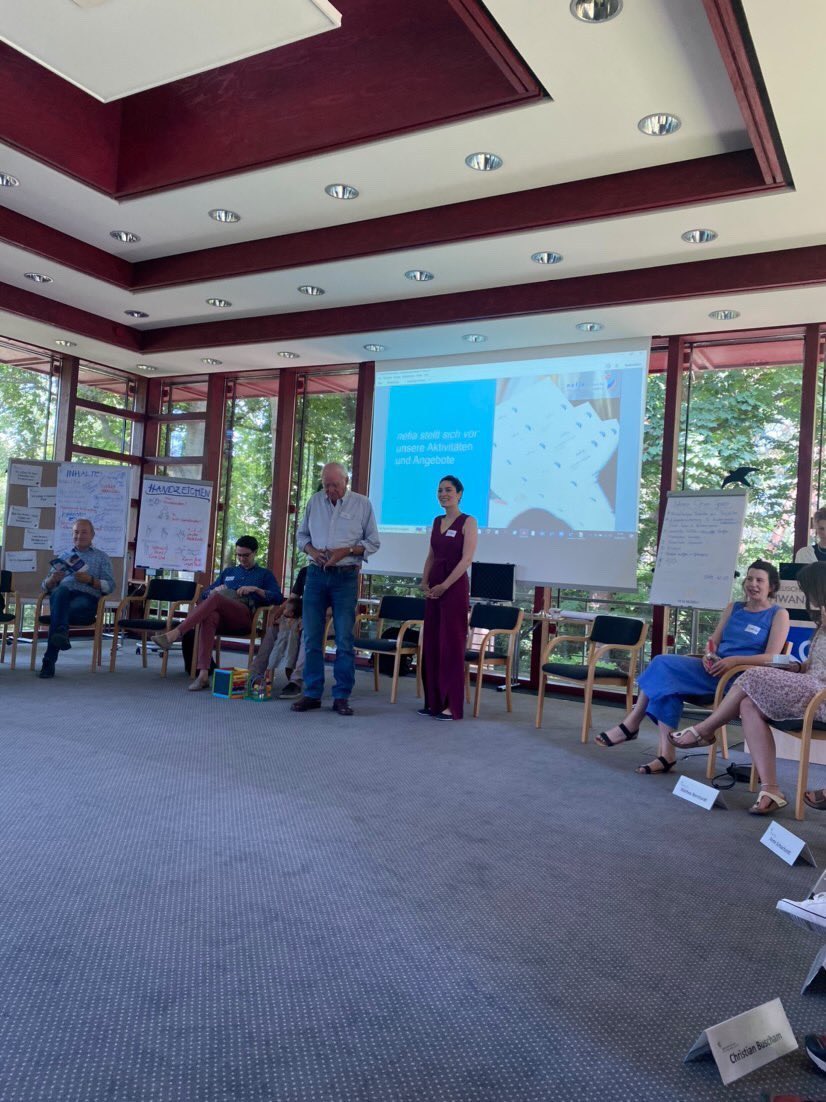 dilaragokdemir's tweet photo. Heute waren wir von @nefia_e_v zu Gast beim Einführungsseminar des #MercatorKollegs &amp; haben Fragen rund um die Themen „Stagen in Krisenländern“ &amp; „Herausforderungen im Kollegjahr“ bei hervorragendem Wetter auf Schwanenwerder beantwortet. Vielen Dank für die Einladung @MercatorDE https://t.co/gB6hJKyhEQ