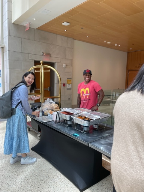 washuolin's tweet photo. Today was day 3️⃣ of Go! Week for our MBA students. They learned all about Olin's Center for Experiential Learning, were introduced to our Office of Inclusion, Diversity, Equity and Access and even scored lunch from @steveshotdogs and @RealTedDrewes!
#GoWeek https://t.co/9T171kDMoX
